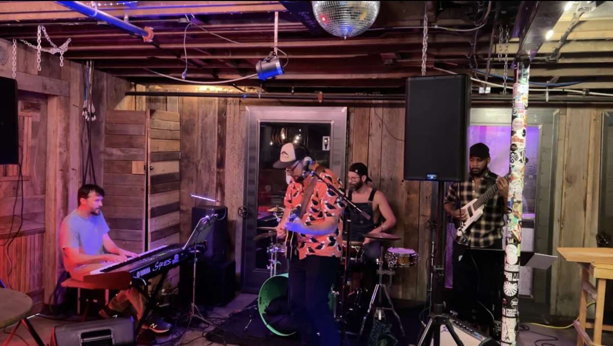 FREE Patio Show: Wrealist